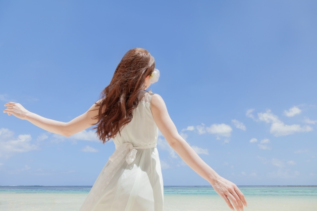 女性が手を広げている画像