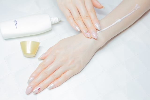 女性の手に日焼け止めを塗っている様子